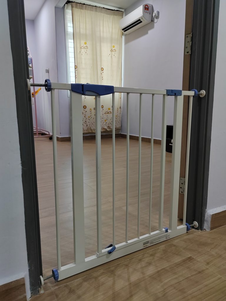 Door / step safety gate